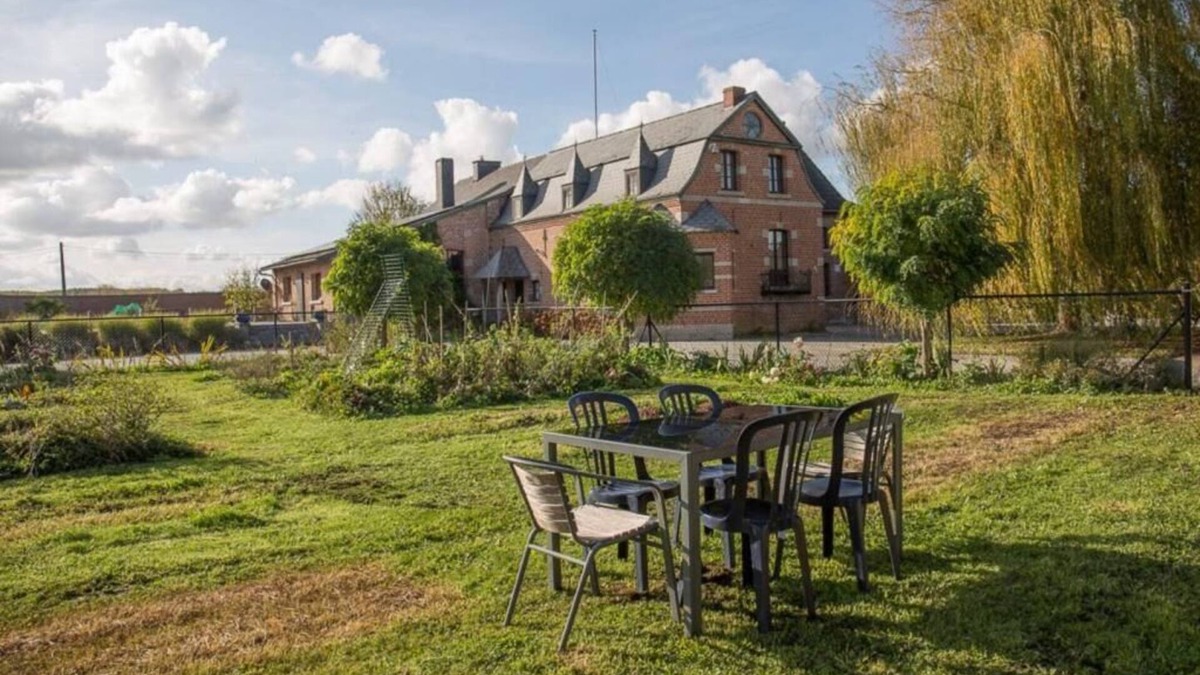 Leuze-en-Hainaut Bed & Breakfast | 24 mins from Pairi Daiza | Quiet house with fire pit