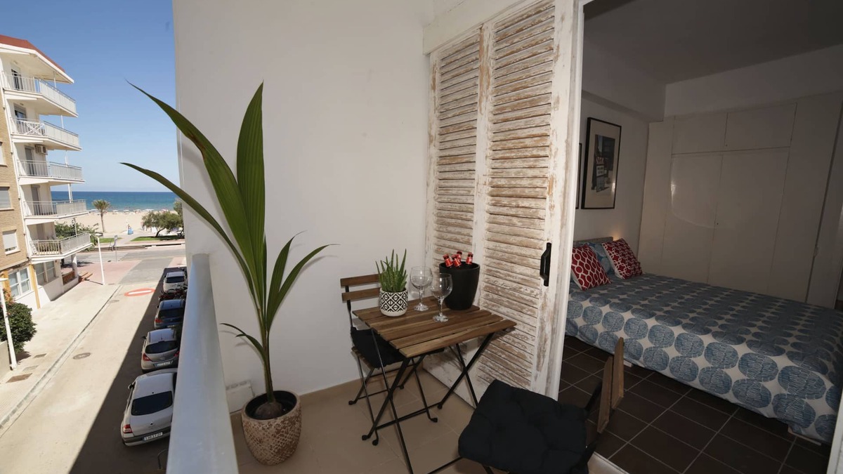 Playa de Gandia Apartment | 25 meters from the beach! Wifi. Newly renovated. A/A (hot and cold)