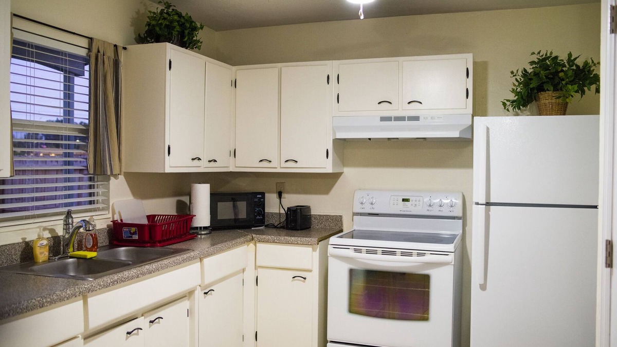 Warm Mineral Springs Apartment | 25 minutes from the beach, streaming ready tv, internet, privacy