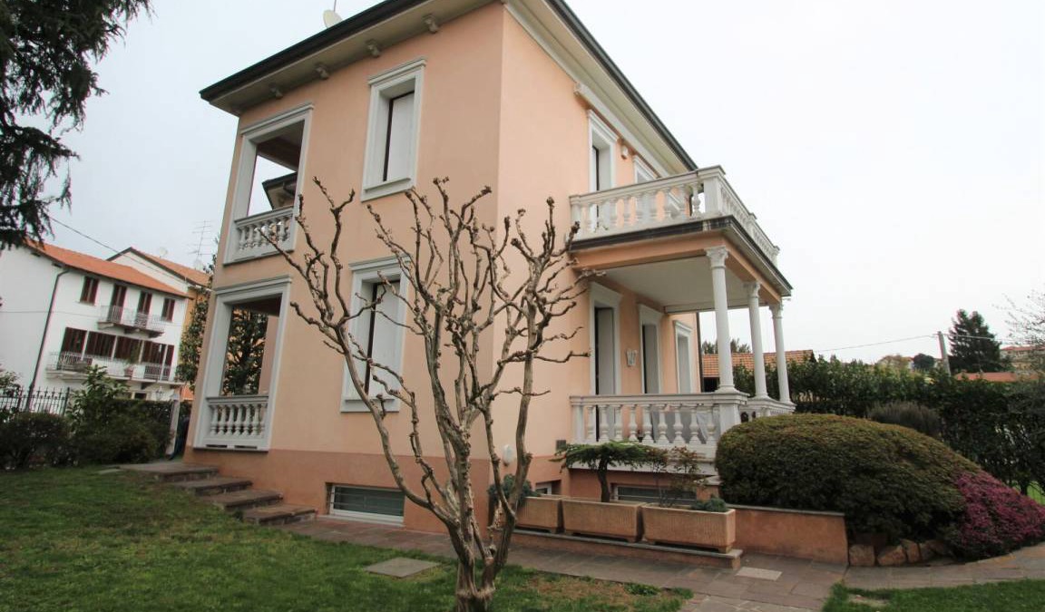 Castronno Villa | 250 m² Villa ∙ 5 bedrooms ∙ 10 guests