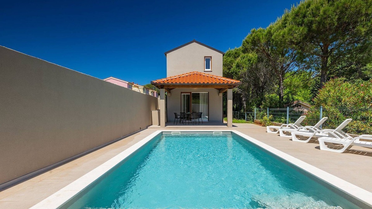 Premantura House | 250 metres to the beach with private pool, BBQ, air conditioning