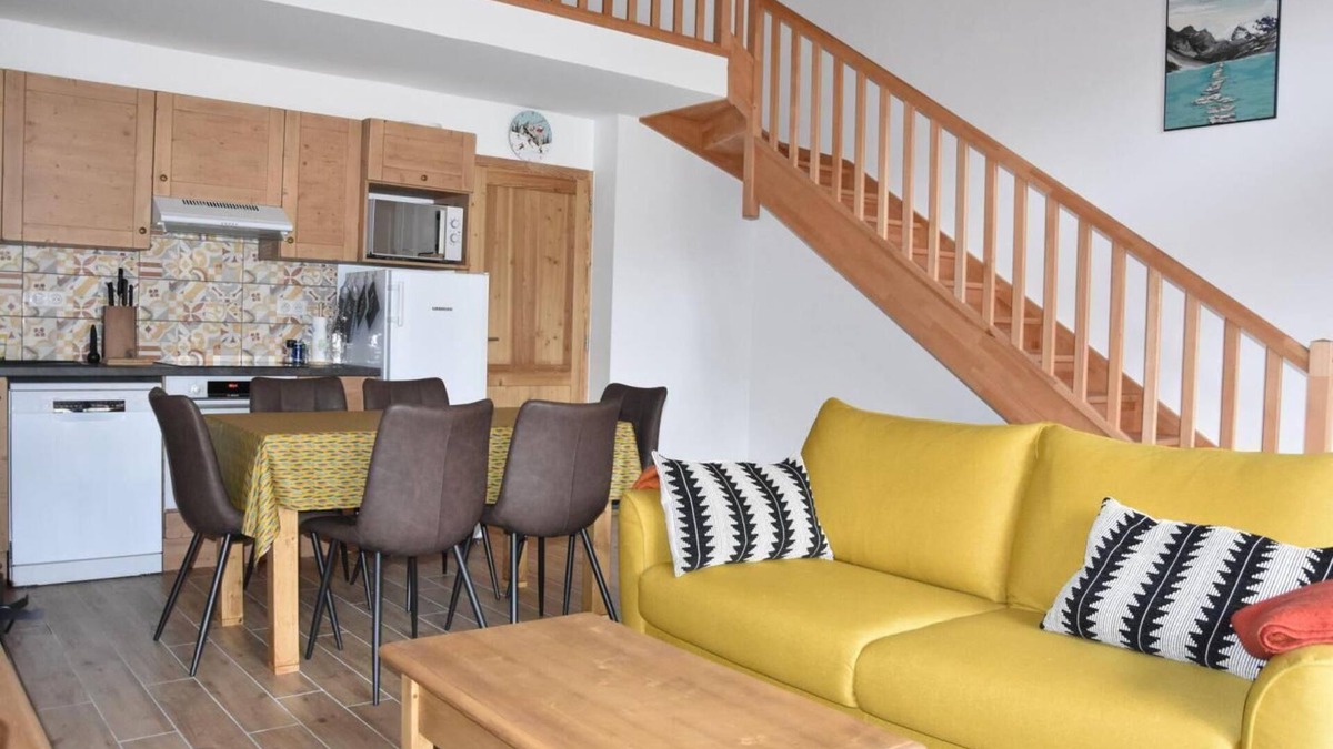 Pralognan-la-Vanoise Apartment | 250m from ski slopes, 1st floor, balcony, fireplace or stove, parking, tv, ski locker, 67m²