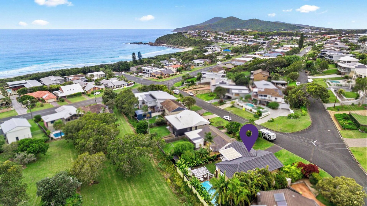 Forster House | 250m to One Mile Beach! Pool with slide, hot tub, fire pit, pool table!