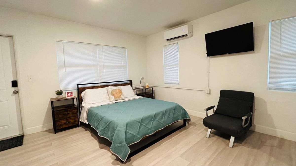 Tropic Apartment | 2536 Modern Studio in Historic Area