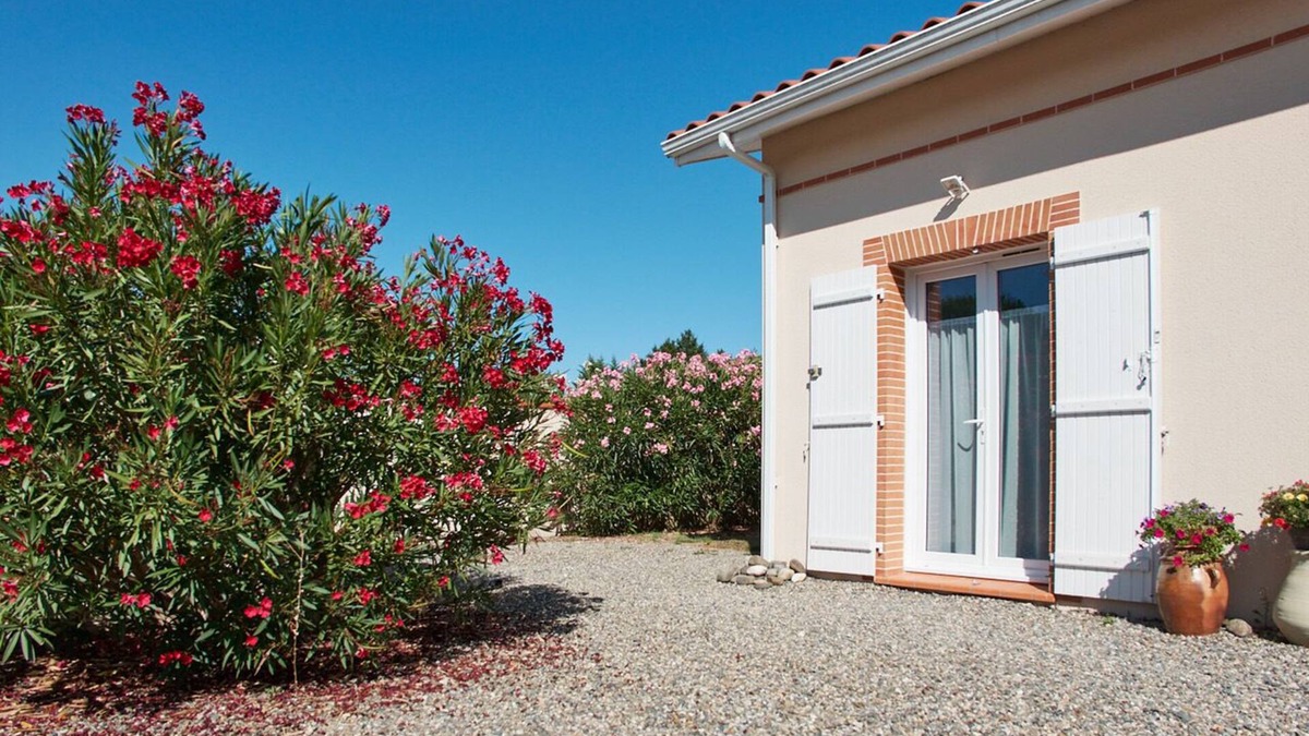 La Salvetat-Saint-Gilles Apartment | 25m2 self-contained studio near Toulouse Private garden and parking