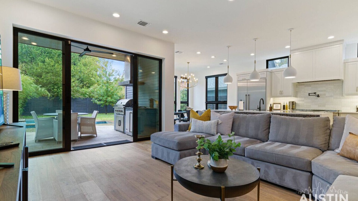 Holly Apartment | 2605 E 4th xxxxxxxxx