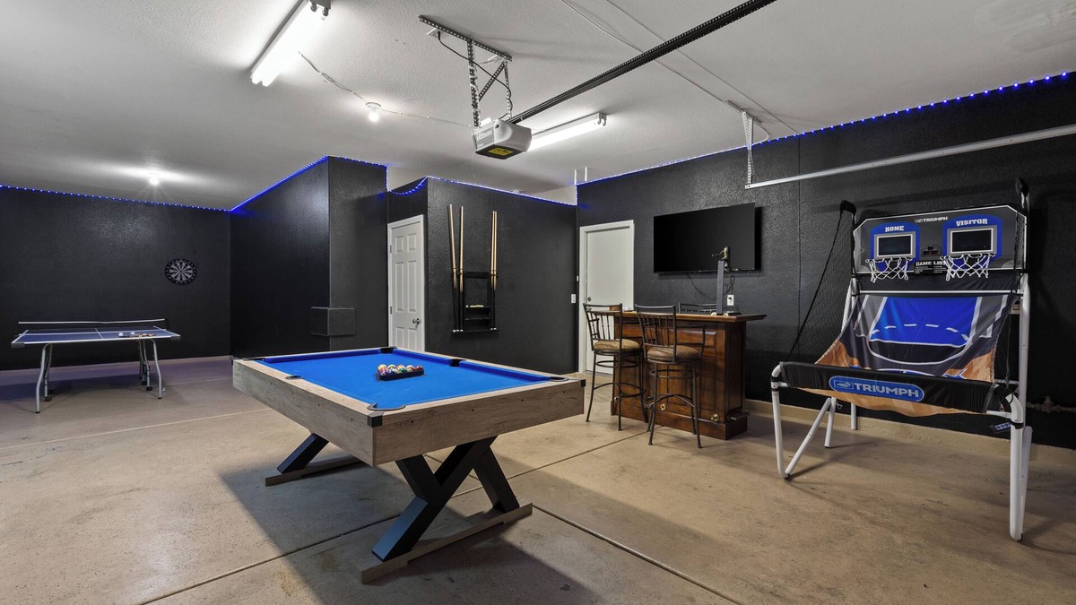 North Las Vegas House | 2700sqft/Heated Pool, Hot Tub. 15min to Strip!