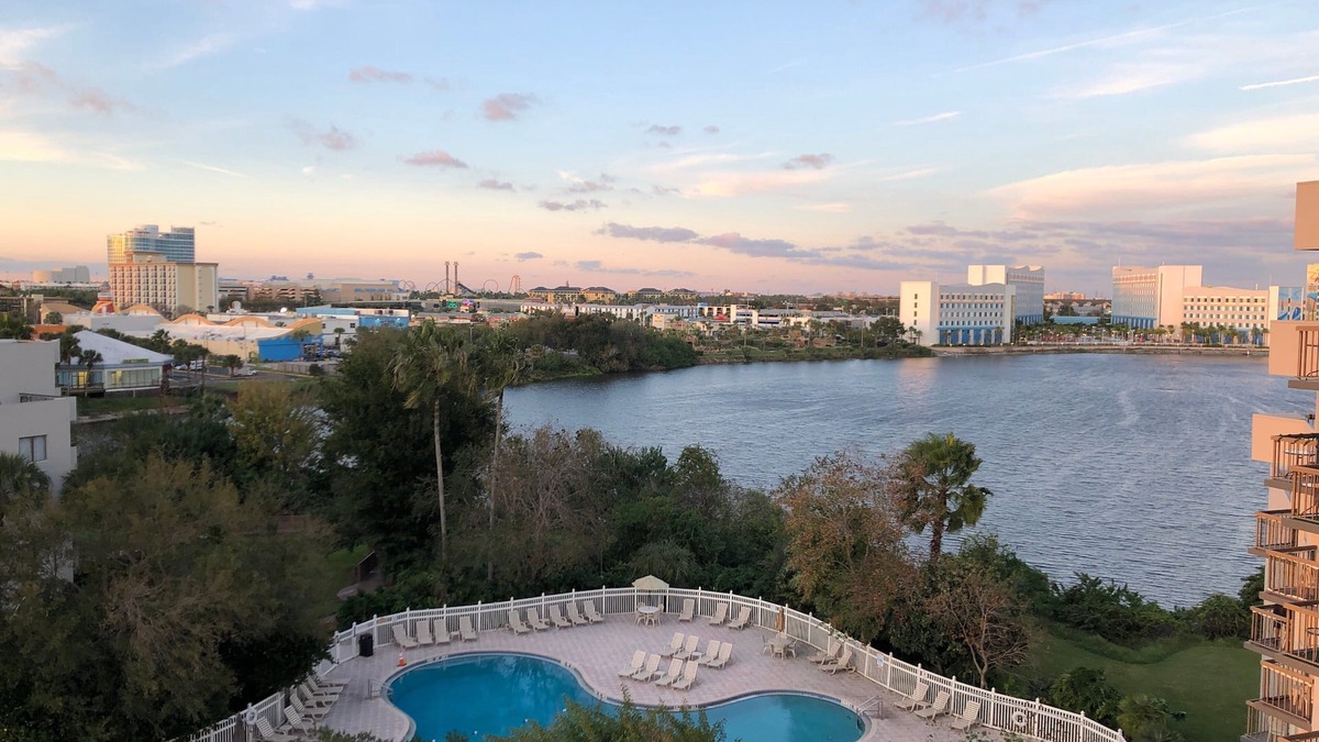 Florida Center Cottage | 2701 · Luxury Lakefront Unit With Pool Views