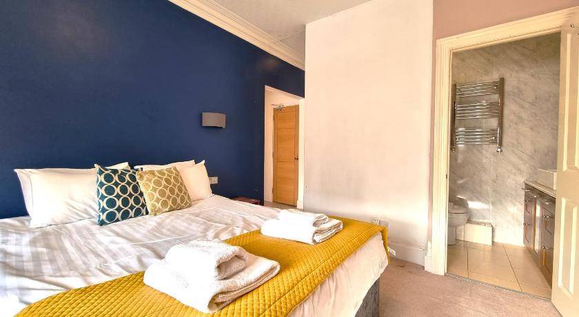 Swindon Apartment | 274 m² Apartment ∙ 9 bedrooms ∙ 20 guests