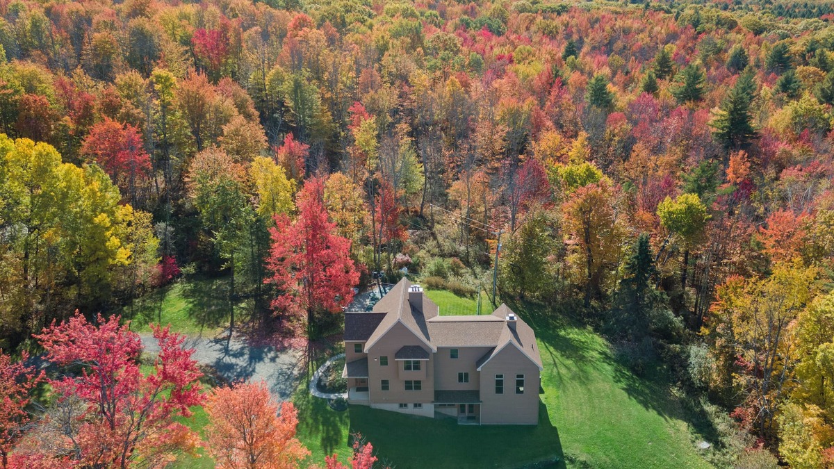 Town of Grafton Ski Chalet | 28 Acre Private Luxury Chalet-Hot Tub-Heated Pool-Game Rooms-16 ppl-pet friendly