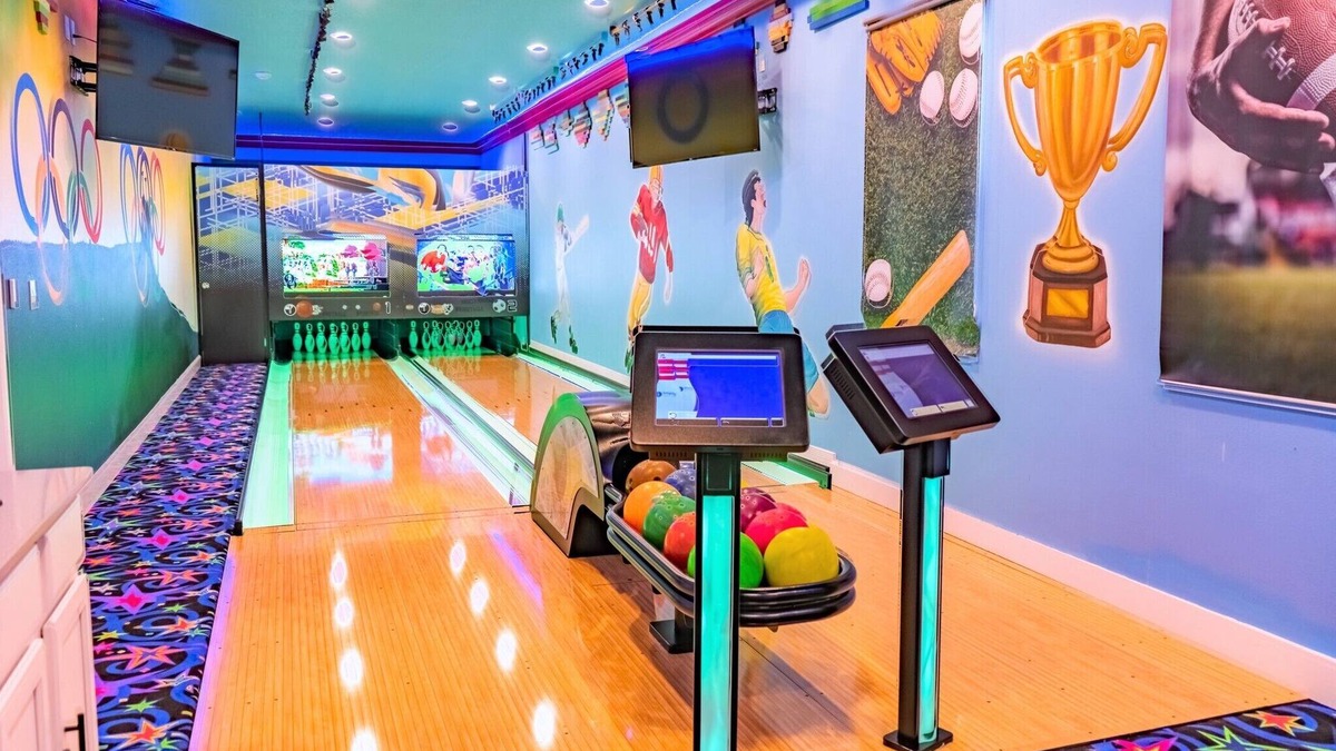 Kissimmee House | 28-bedrooms, SIDE BY SIDE bowling: SAFARI-SPORTS, sleep 80
