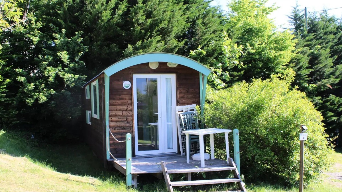 Miribel-les-Echelles Cabin | 28. Roulotte Pétunia 4 persons