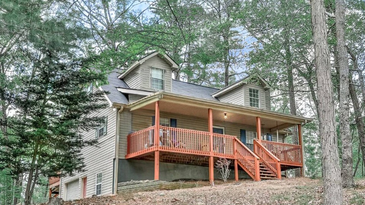 Ellijay Cabin | 2800 sqft Forest Retreat!4 min to Pool- Hot Tub~Firepit~Dogs! 8 min to Town!