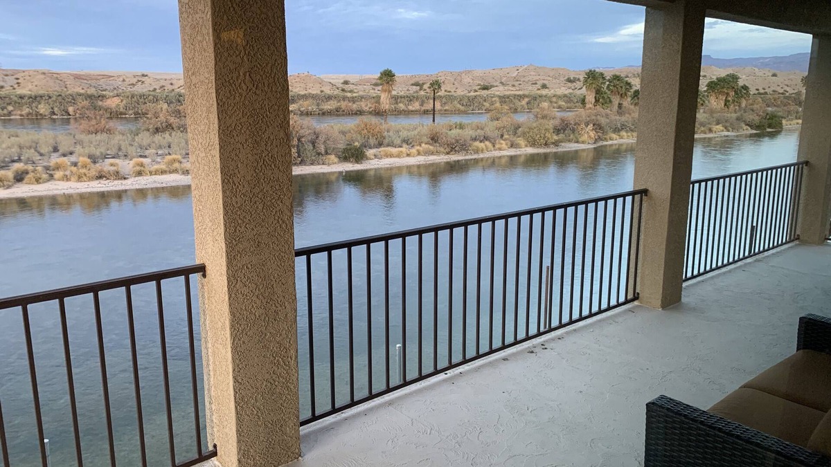 Bullhead City House | 2900sf Riverfront home,no wake zone,5 bdrm, 4 bath Sleeps14,games, Sandy Beach!