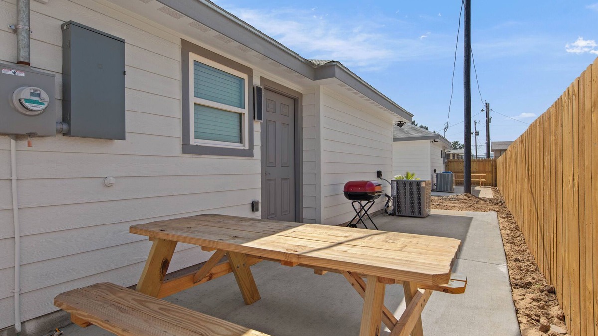 Brownsville Apartment | 2B/1B apartment B in wonderful Brownsville with AC