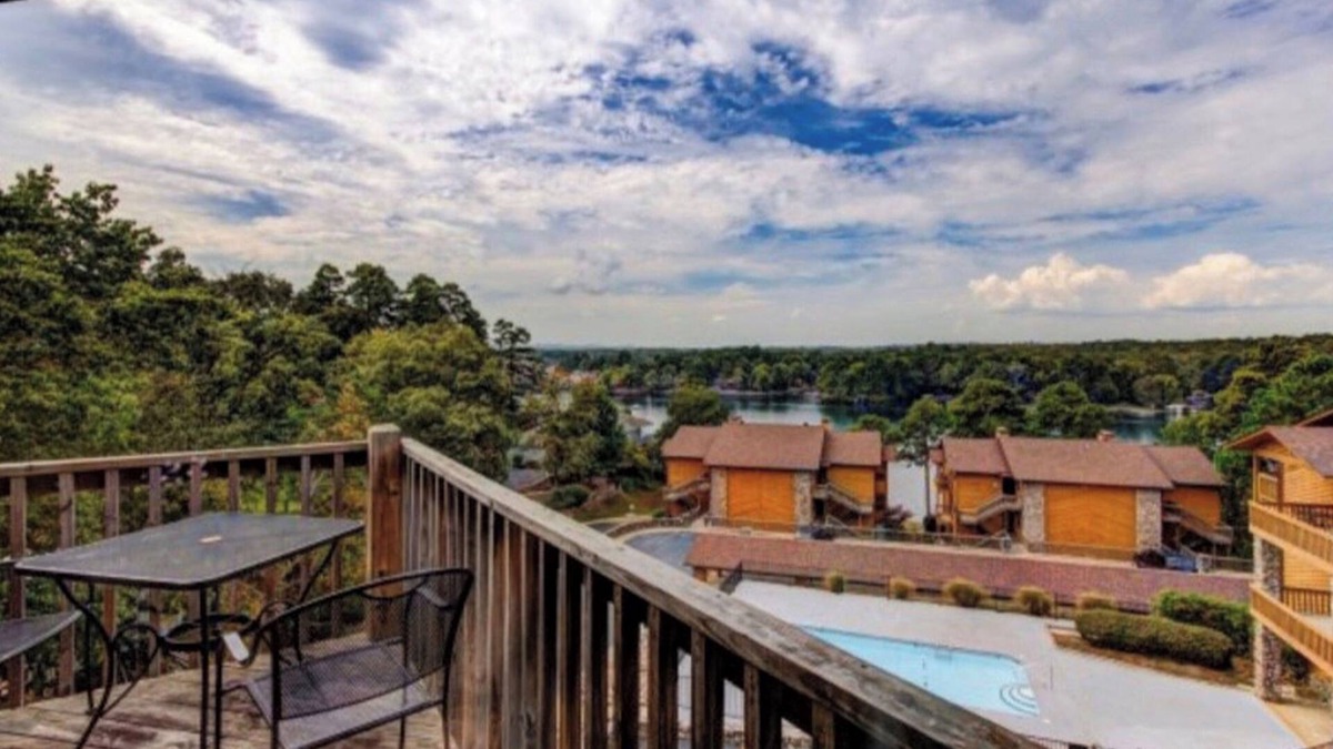 Mid America Condo | 2B/2B Lake View Condo