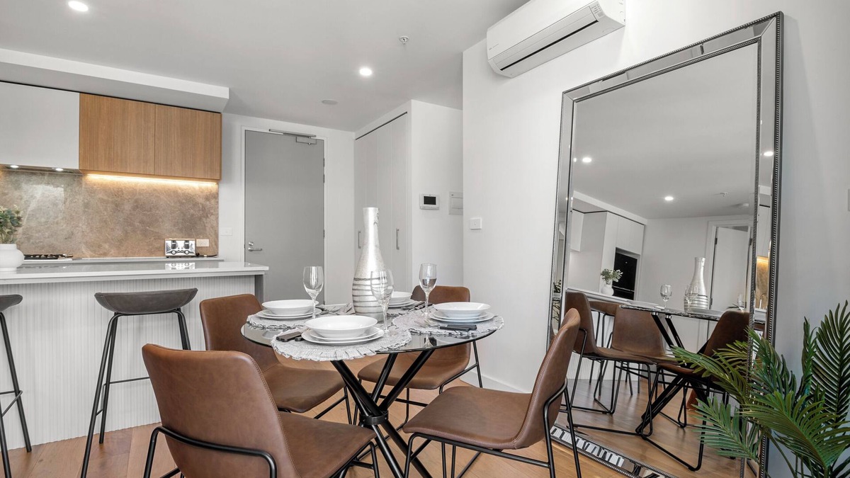 Melbourne Central Business District Apartment | 2B2B Luxury @Flagstaff Gardens with Parking Pool & Gym