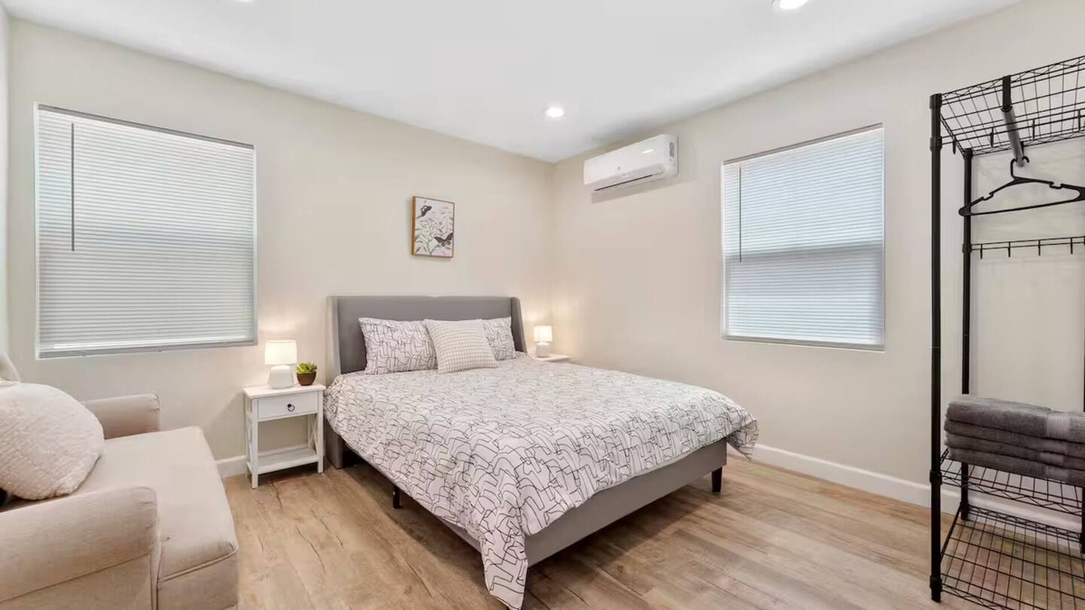 Monrovia House | 2BD 1BA - Convenient - Free P - DTLA l Disneyland