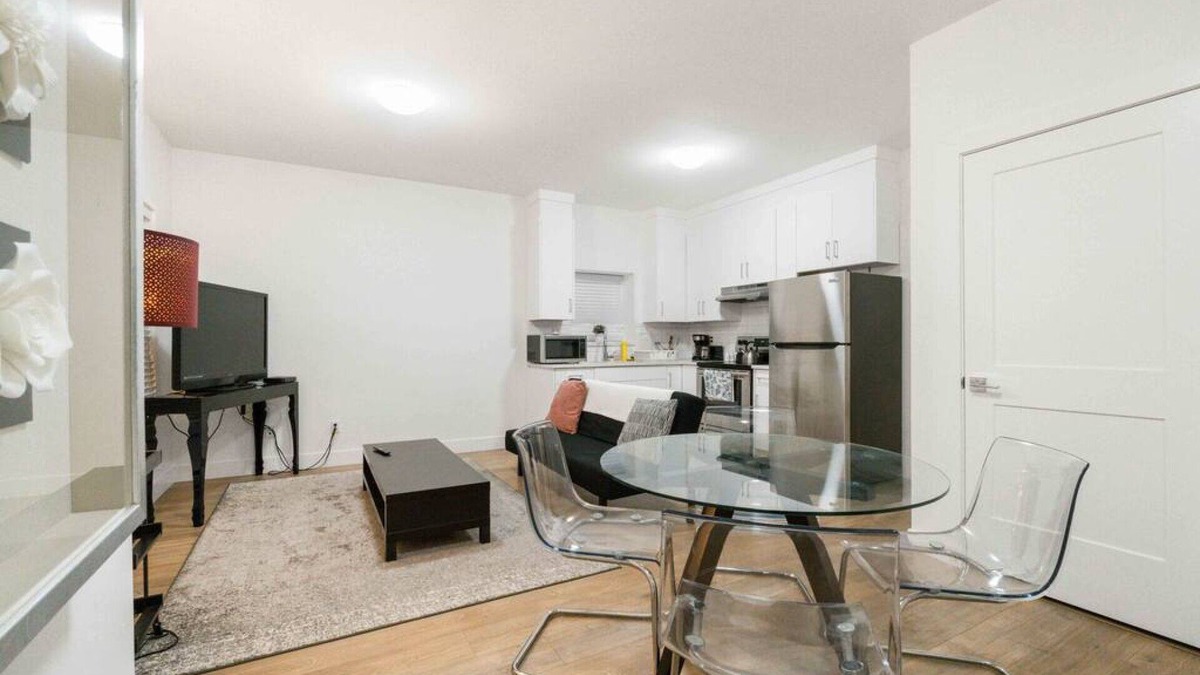Surrey House | 2BD lovely suite in Surrey