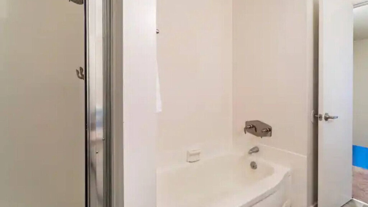 Riverside Apartment | 2bdrms+parking+lovely backyard