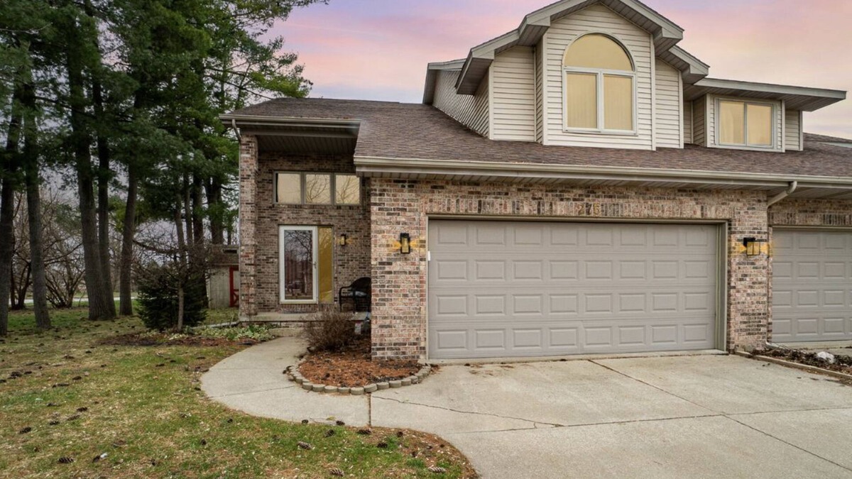 Saginaw House | 2bed 1 1/2 bath plus office with Futon, nice area of Saginaw! Sleep up to 6 ppl