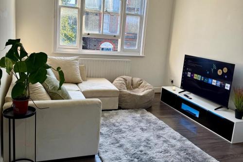 London City Centre Apartment | 2Bed Apartment-Sleeps 4 Pets Ok & Balcony