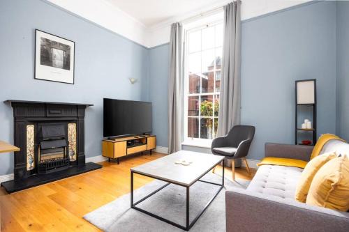 City Centre Dublin Apartment | 2Bed Flat With Private Balcony and Fireplace