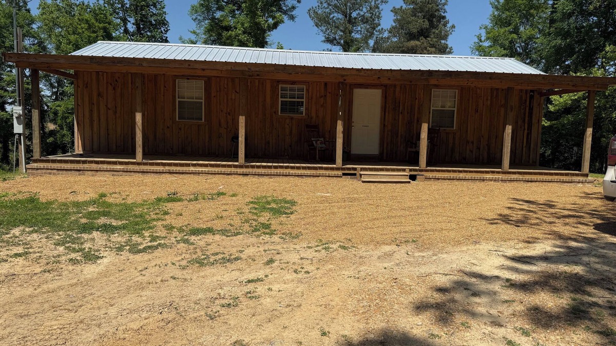 Elliott Cabin | 2bedroom cabin with AC,Heat,WiFi in Gore Springs just 2.6 miles to Grenada lake