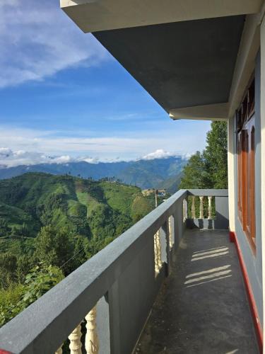 Bomdila Apartment | 2BHK Mountain View with Full Kitchen and Hi-Speed Internet