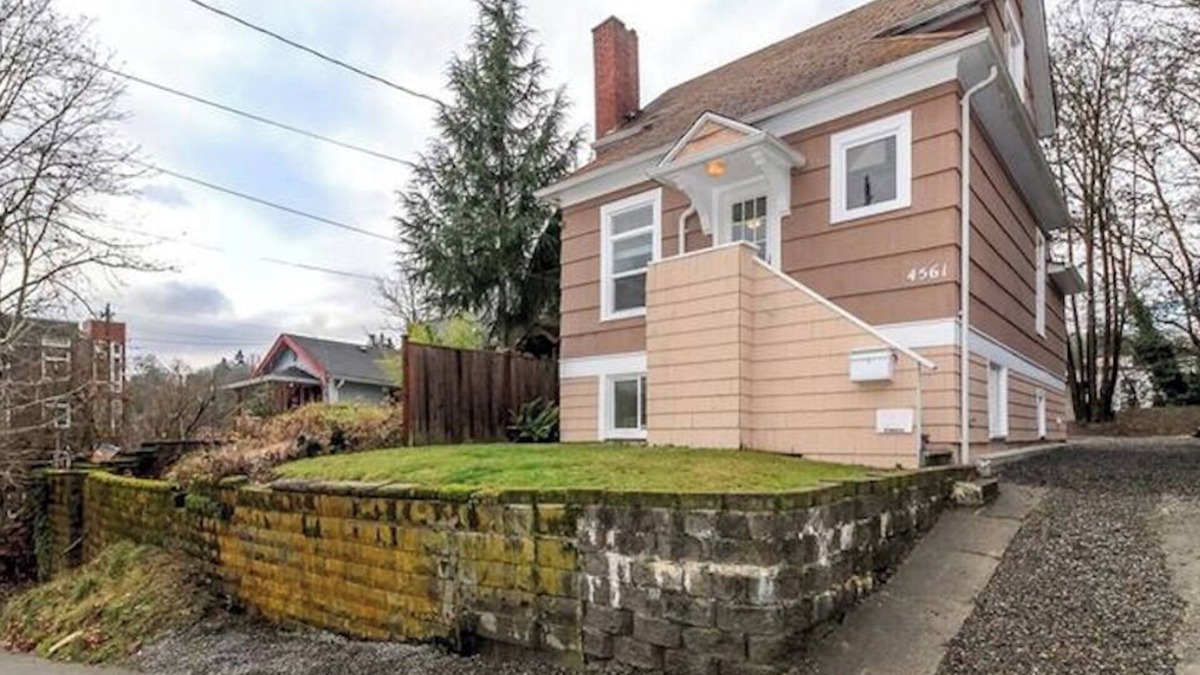 Mid-Beacon Hill House | 2BR/1.5BA - AC- Private upper unit of a duplex house. Few steps to Light Rail