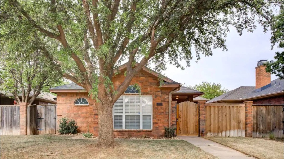 North by Northwest House | 2br/2ba Garden Home :: Straight Shot to TTU & LCU