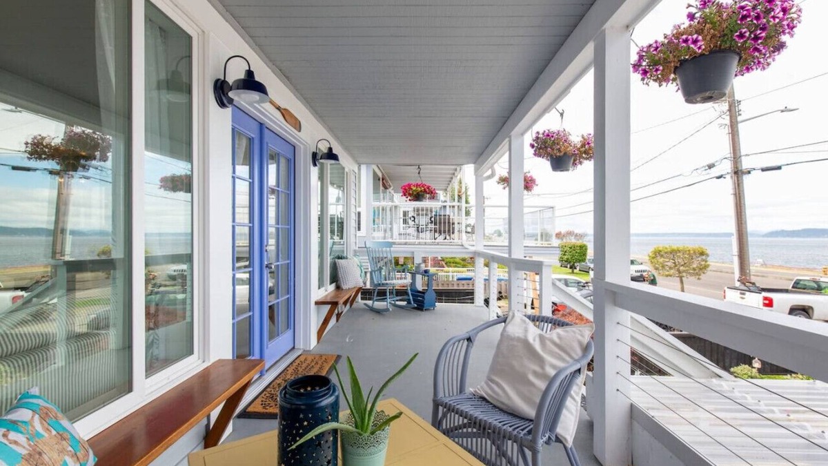 Alki House | 2BR 2BA The Waterfront Gray on Alki Beach EXT STAY