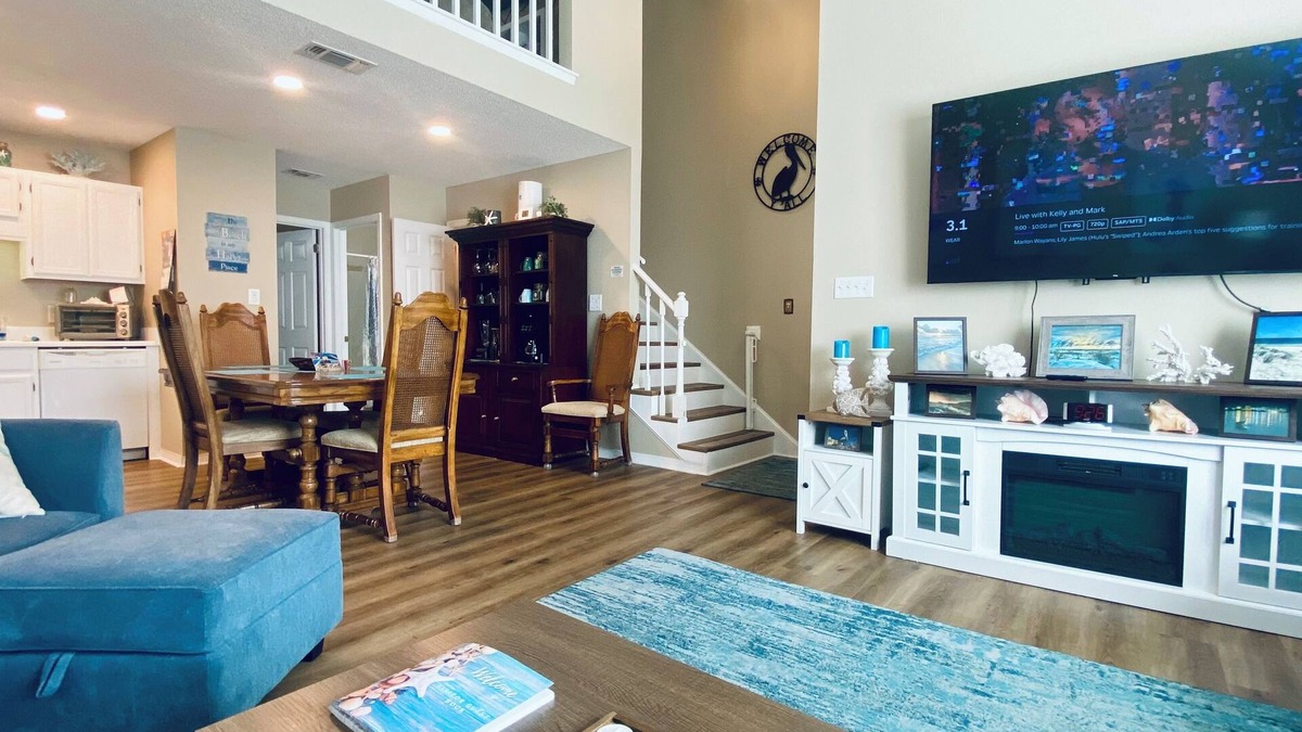 Pensacola House | 2BR, 2BA Townhouse w/loft in Gulf Breeze just 5 minutes to Pensacola Beach!