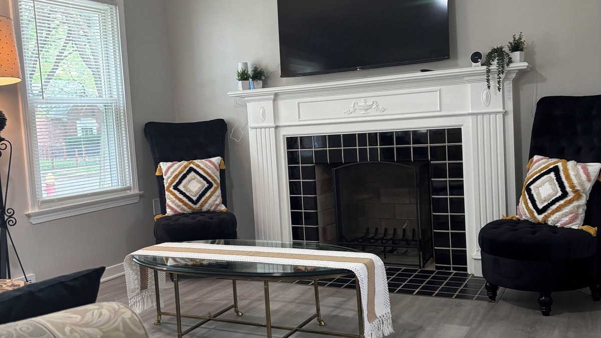 Detroit House | 2BR 3 Queen Kitchen Safe & Quiet 10 min from DWNTN smart’s tv wifi AC