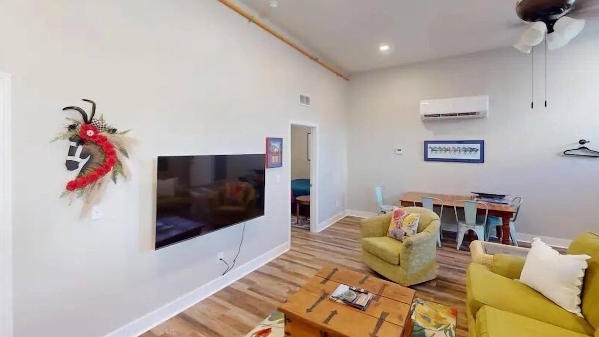 Taylor Berry House | 2BR|ADA|Warehouse Suite Exposed Brick|Modern Theme