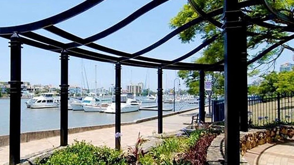 Kangaroo Point House | 2BR Beautiful River Retreat Pool Wine Gym Netflix