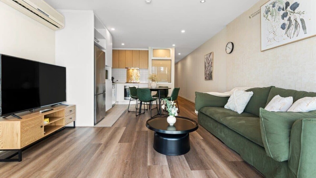 Adelaide Central Business District Apartment | 2BR CBD Apt. Swimming Pool/Sauna/SPA/CBD