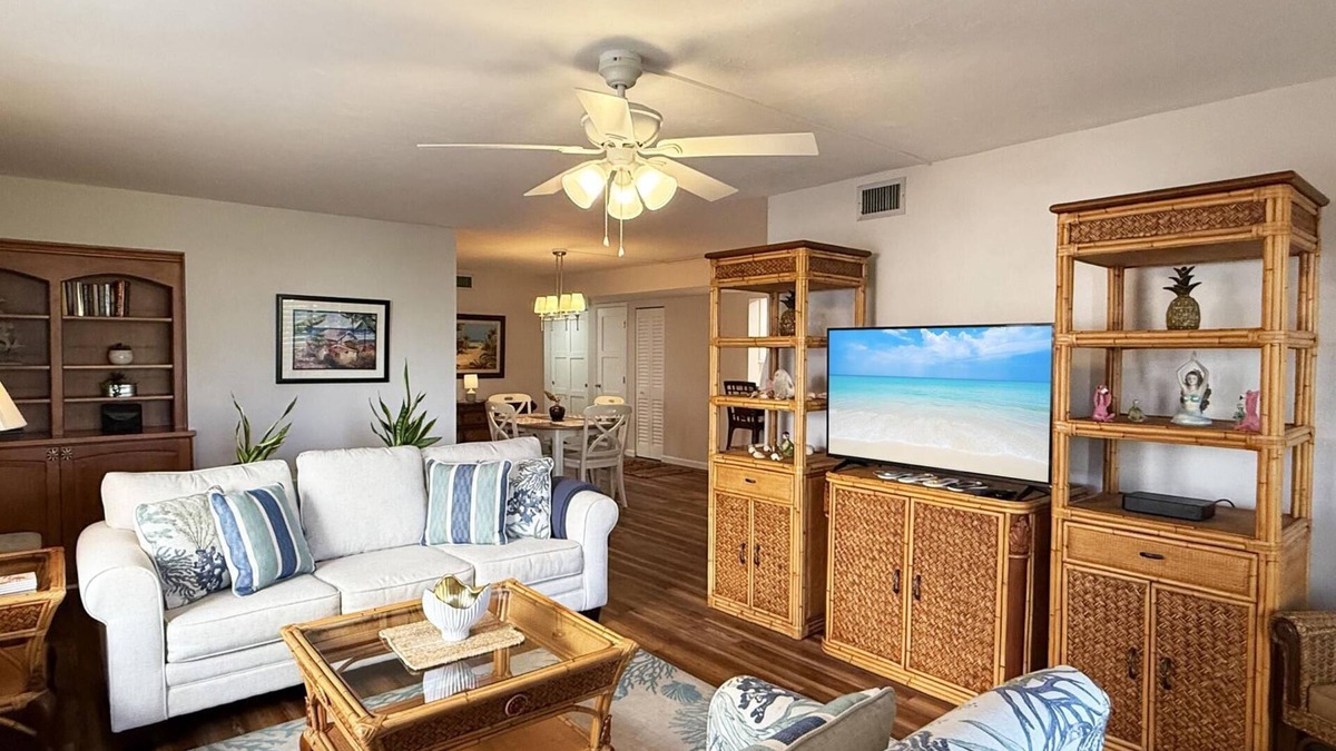 Englewood Condo | 2BR Condo – Heated Pool, Lanai & Walk to Beach