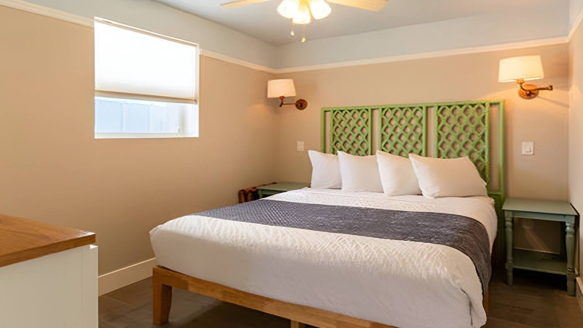 Captiva Hotel | 2BR Cottage w/Porch | Outdoor Swimming Pools | Close to the Beach | Parking