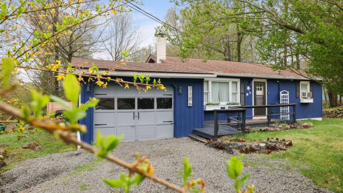 Tobyhanna House | 2BR Cottage with Hot Tub