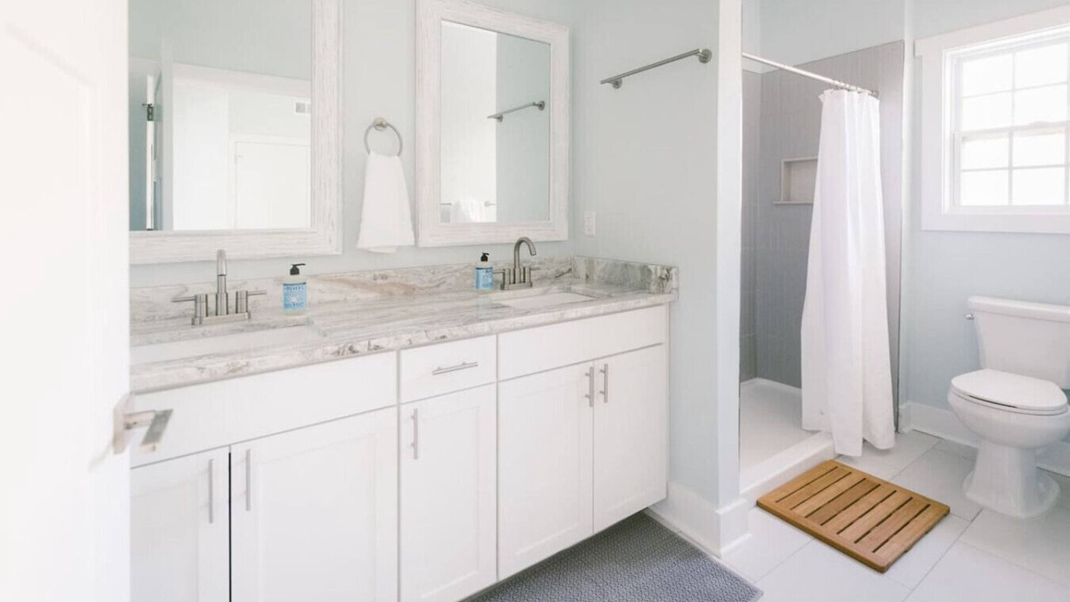 Wilmington House | 2BR Cozy Hideaway 10 Min from Beach + King Bed