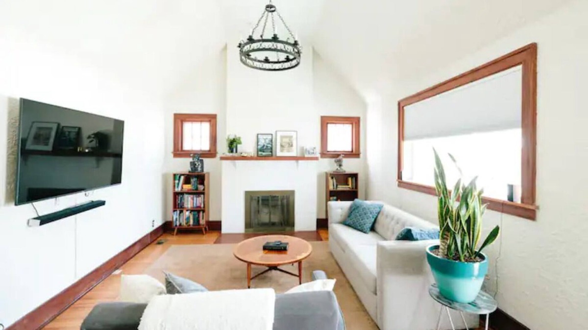 Urbana House | 2BR Cozy, Historic Home in DT Urbana: 2 Thumbs Up