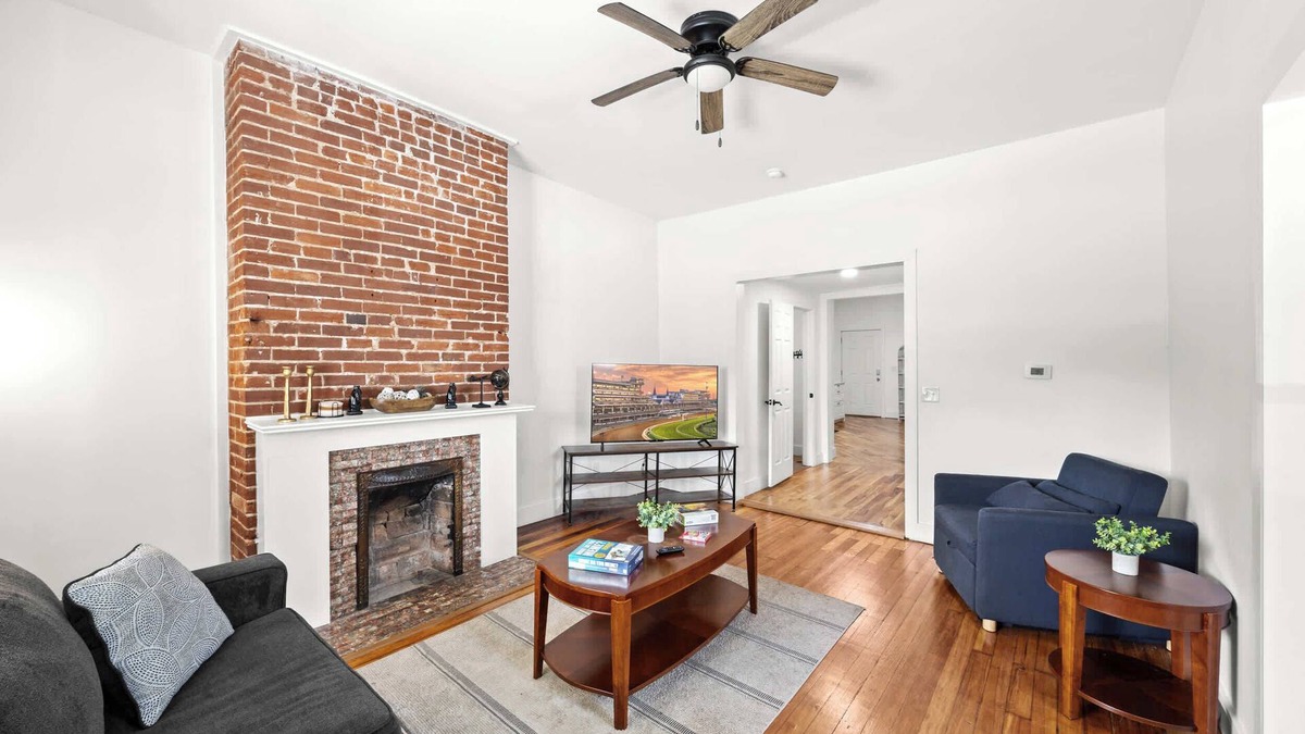 Old Louisville Apartment | 2BR Cozy Lou Stay | Prime Location w/Backyard!
