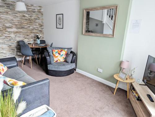 Rossington House | 2BR-Dean Hse-Fully Equipped-Parking-WiFi-Short Long Stays