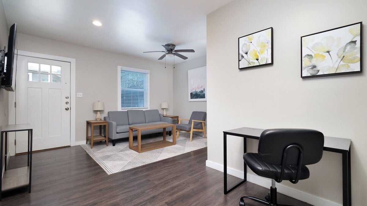 Southtown Condo | 2BR Downtown Flat Insurance & Relocation Housing Fast Wi-Fi 30+ Nights