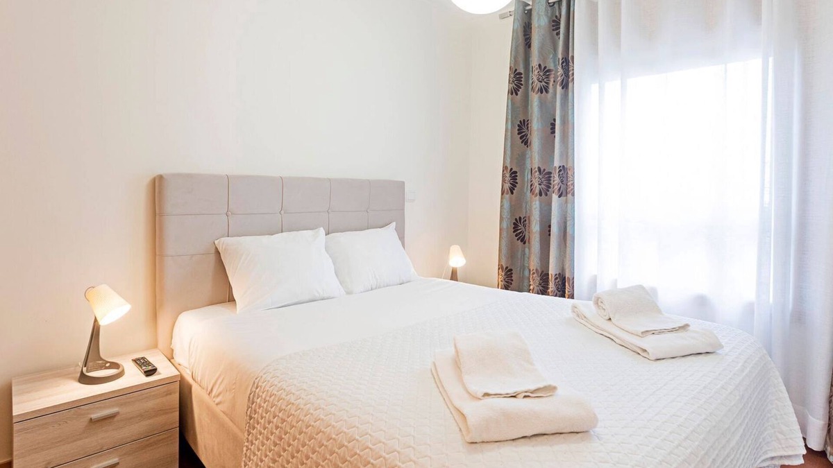 Mafamude Apartment | 2BR Flat by Metro w/Free Parking by LovelyStay