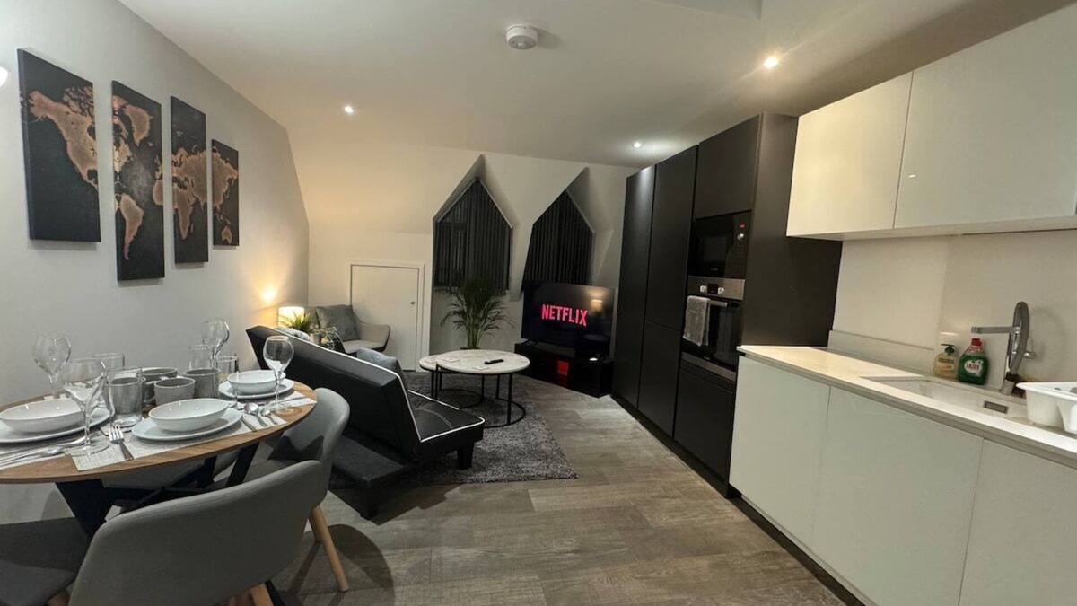 Farnham Common Apartment | 2BR Flat in Prime location