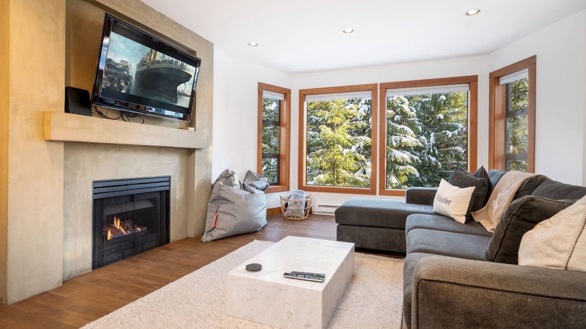 Blueberry Hill Condo | 2BR | Greyhawk | King Bed | Hot Tub & Sauna | Secure Parking | BBQ