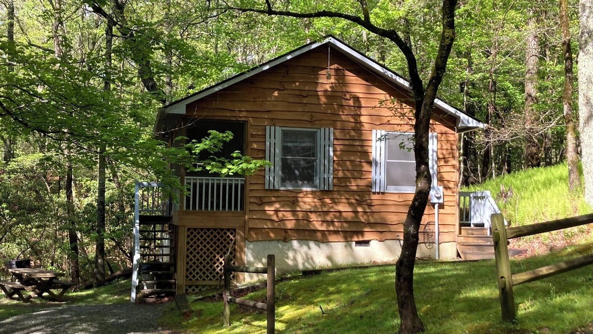 Brevard Cabin | 2BR Hickory Hideaway