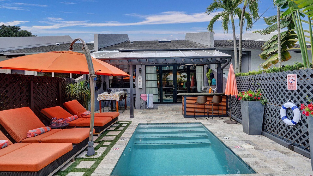 Colee Hammock House | 2BR home w/pool located steps away from LAS OLAS!